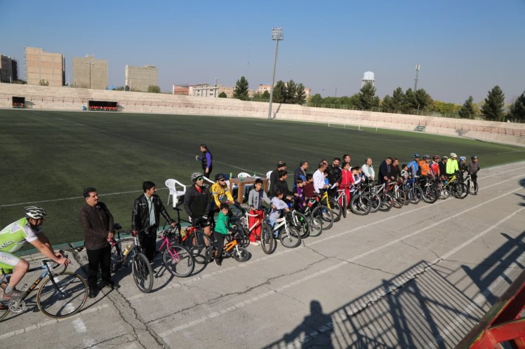 به مناسبت گرامیداشت هفته بسیج؛ دوچرخه سواران باقرشهری با هم به رقابت پرداختند