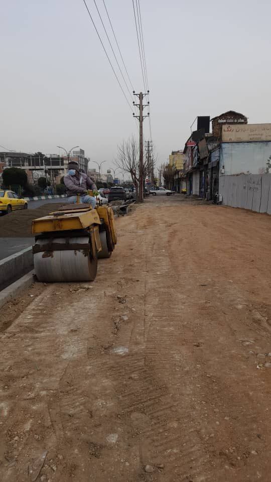  ادامه عملیات پیاده‌روسازی بلوار شهید رجایی (ضلع شرقی)