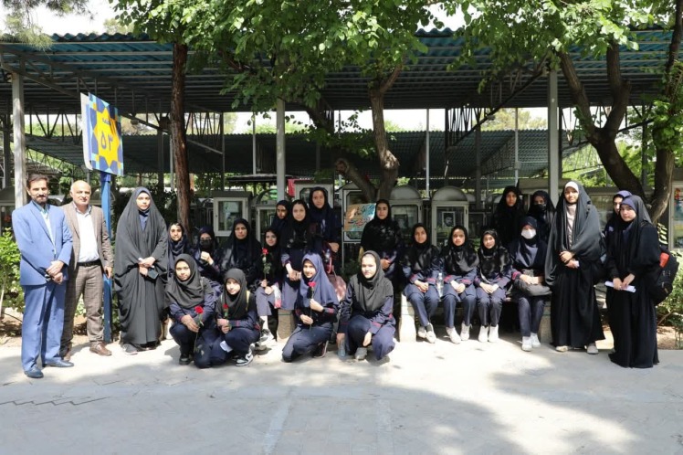 در راستای پویش "افتخار محله من"؛ مراسم غبارروبی مزار شهدا با حضور دانش آموزان دختر باقرشهری در بهشت زهرا(س) انجام شد 