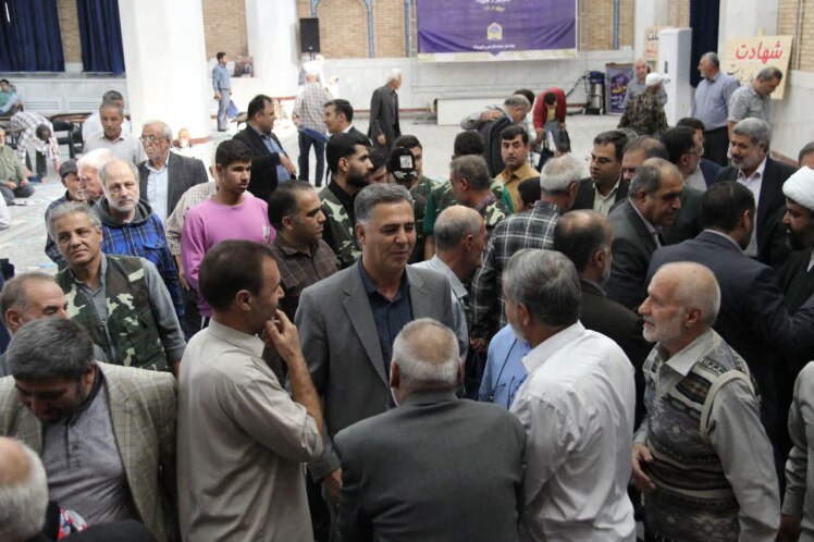 بازدید شهردار باقرشهر از مصلی و گفت‌وگوی صمیمی با مردم