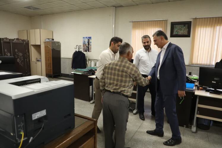 بازدید سرزده شهردار باقرشهر از واحدهای مختلف شهرداری