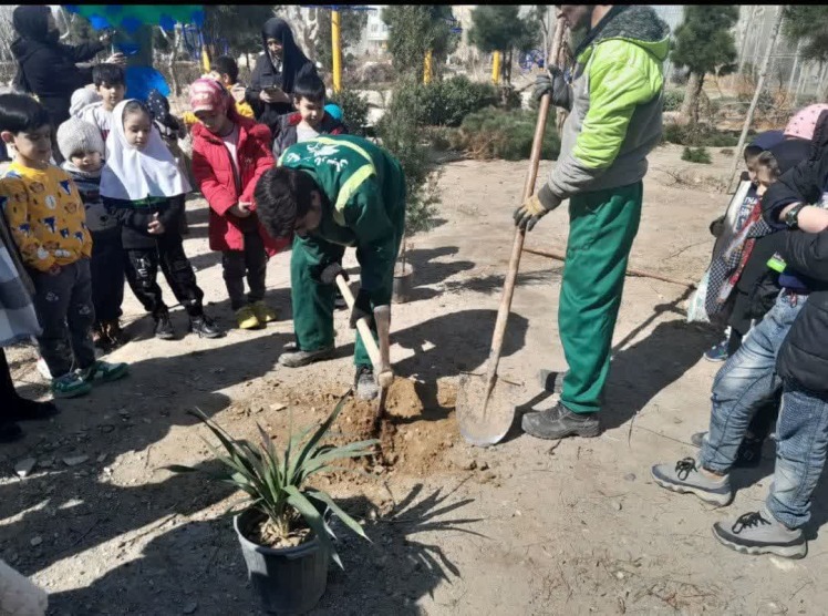 مجموعه فرهنگی هنری عطر فاطمی برگزار کرد: ویژه برنامه کاشت نهال توسط خردسالان