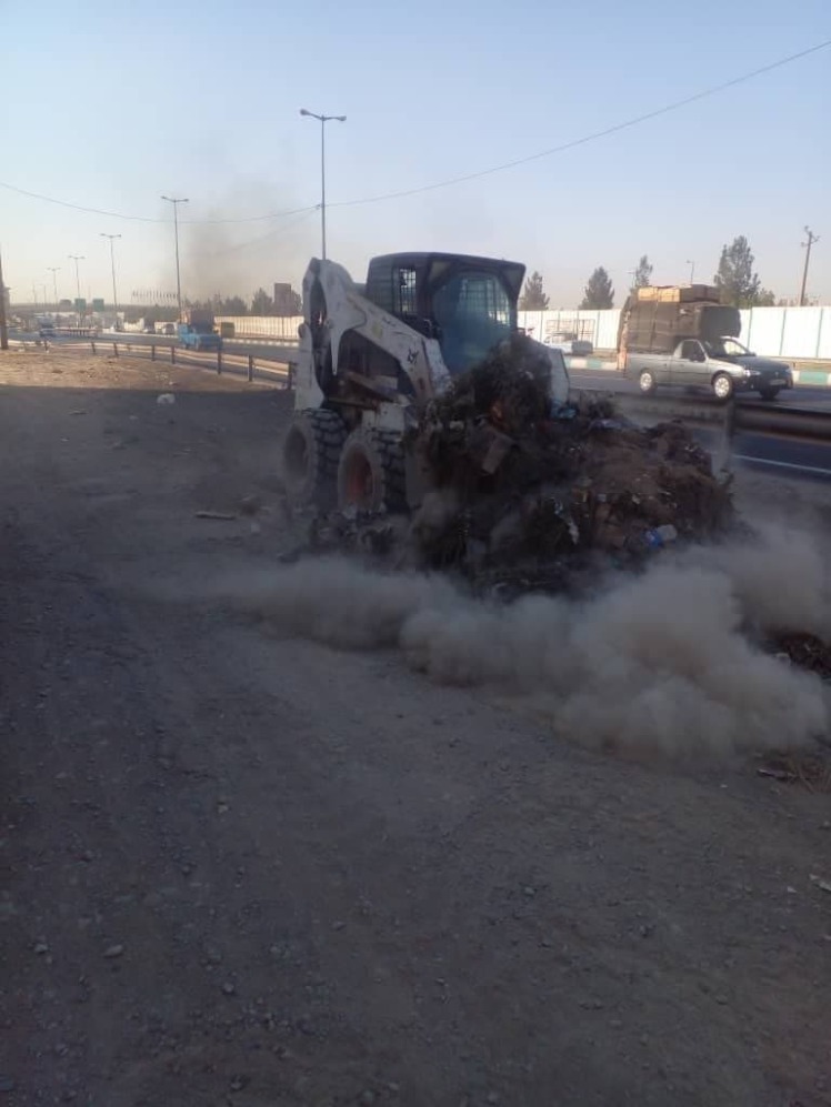 پاکسازی و جمع‌آوری نخاله در حاشیه معابر باقرشهر