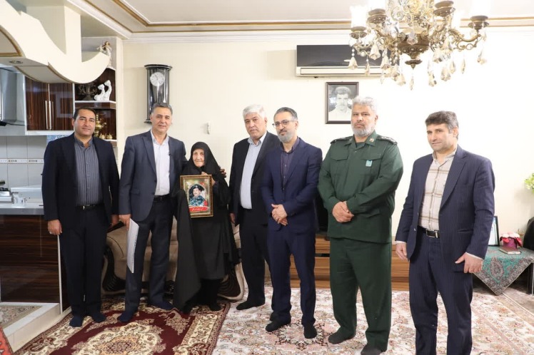  بهار همدلی؛ دیدار نوروزی شهردار و مسئولین با خانواده شهید رضا خوانساری 