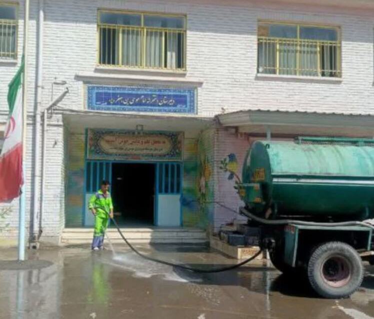 شست‌وشوی نهر و جداول خیابان‌های نهم و دهم ۲۲ بهمن