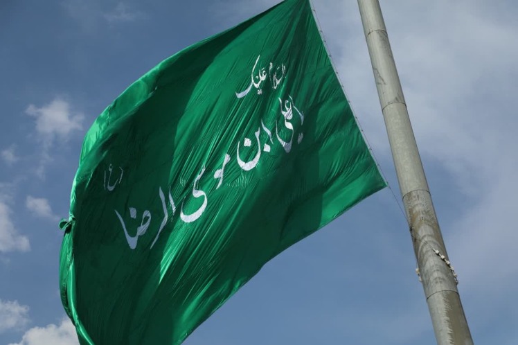 اهتزاز پرچم ۲۶۰ متری امام رضا(ع) در آسمان باقرشهر همزمان با دهه کرامت