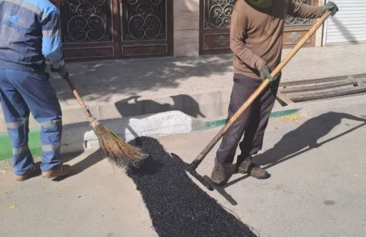 تداوم خدمات عمرانی در باقرشهر؛ اجرای عملیات لکهگیری آسفالت در شهرک ارغوان باقرشهر توسط شهرداری
