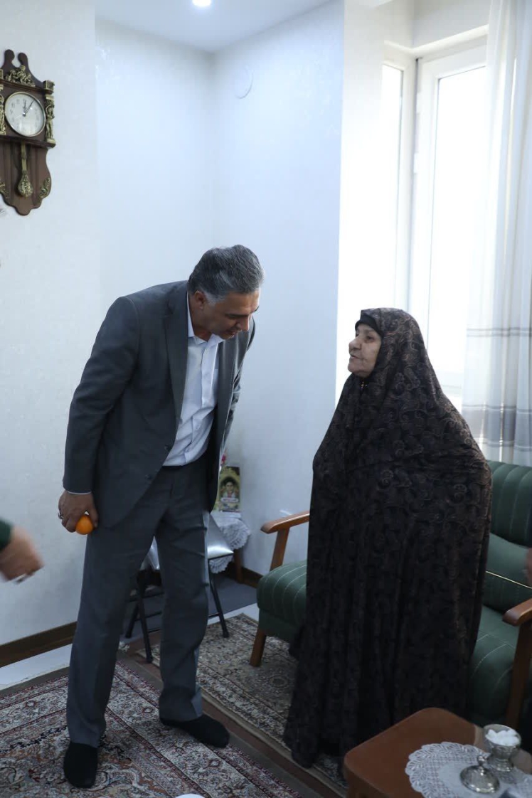 دیدار شهردار باقرشهر با خانواده معظم شهدا