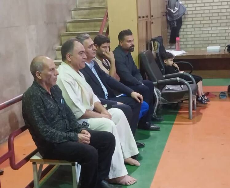 تمرینی با شهردار؛ حضور سرزده شهردار باقرشهر و گفت‌وگو با ورزشکاران شهر