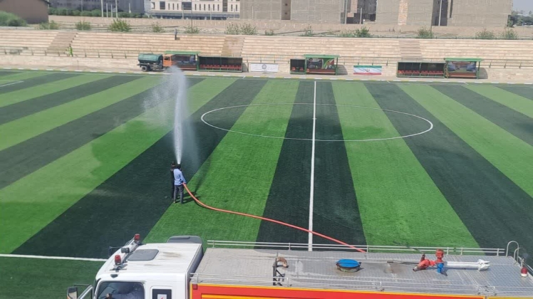 شست‌وشو و آماده‌سازی ورزشگاه ایثارگران باقرشهر
