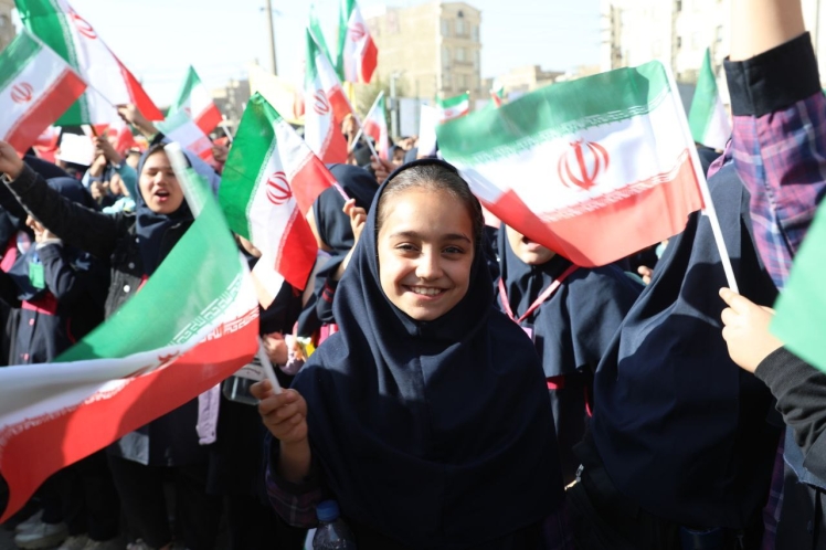 قابهایی زیبا از حماسهسازی دانشآموزان باقرشهری در راهپیمایی دشمنشکن ۱۳ آبان