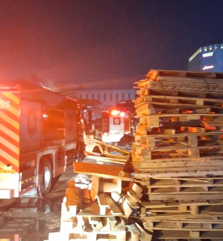 مهار آتشسوزی گسترده در انبار ۳۰۰۰ متری باقرشهر با تلاش آتشنشانان