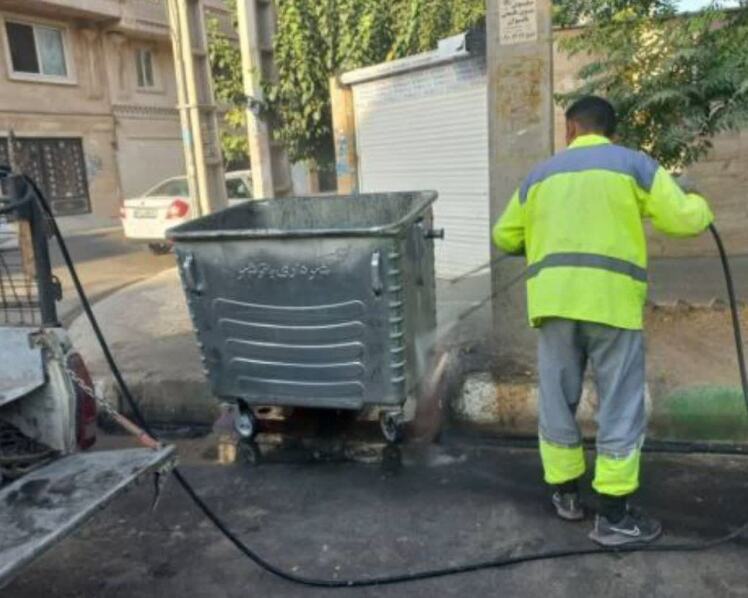 شست‌وشوی مخازن زباله سطح باقرشهر برای ارتقای بهداشت عمومی