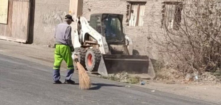آبیاری و علف‌زنی مدارس شهر 