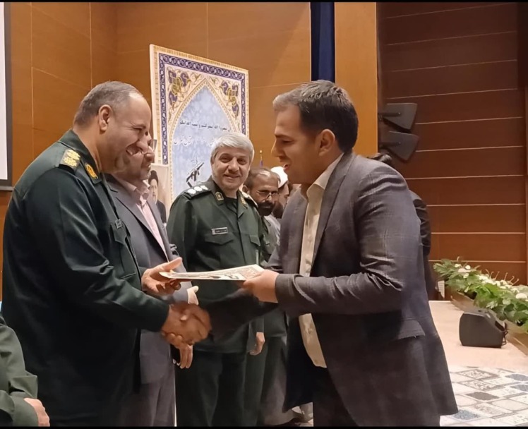  تجلیل از مدیر روابط عمومی شهرداری باقرشهر در دومین همایش "مدار امید"