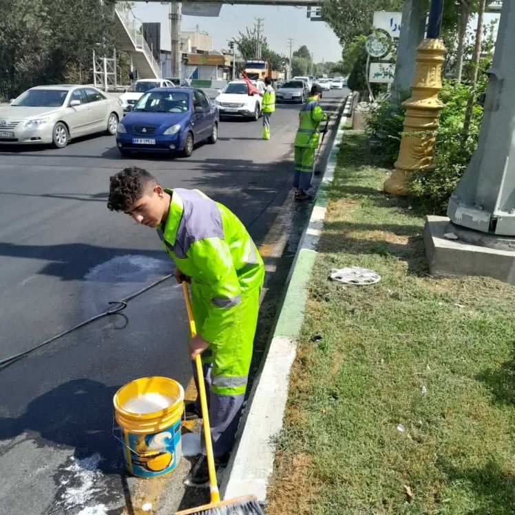 پاک‌سازی و شستشوی رفوژ محور شهید رجایی در مسیر پیاده‌روی اربعین