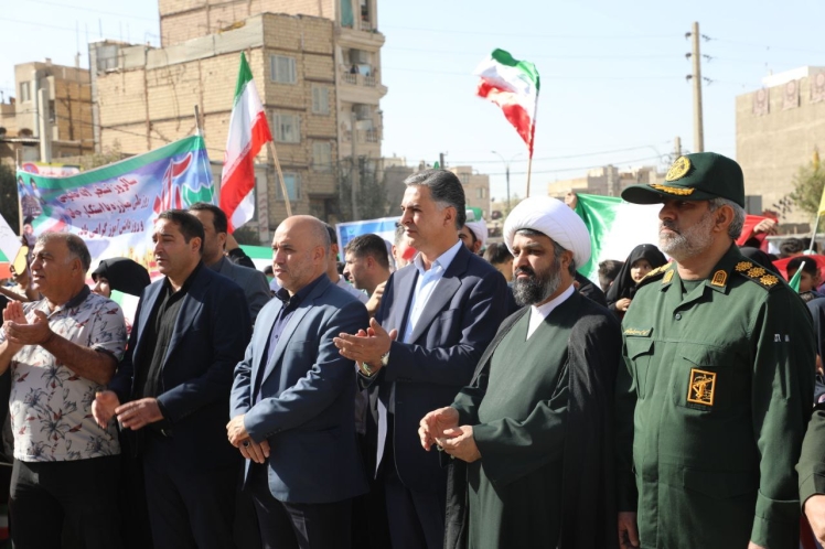  حضور شهردار باقرشهر در راهپیمایی دشمن‌شکن ۱۳ آبان در میان مردم ولایتمدار